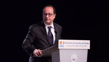 2048px-Francois_Hollande_Carcassonne-1122