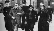 Jewish_refugees_at_Croydon_airport_1939.jpg
